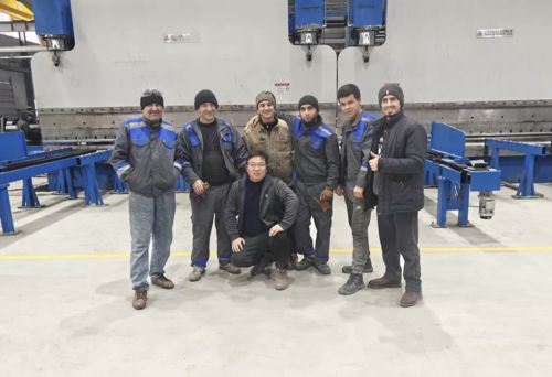 Últimas notícias da empresa sobre Revolutionizing Sheet Metal Bending with the CNC Tandem Hydraulic Press Brake Model: 2-WE67K-650/6500