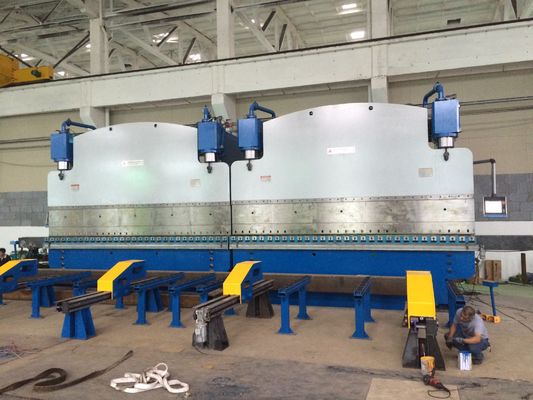 Prensa Dobradeira Hidráulica Tandem CNC com Força de Trabalho de 2X1200 Toneladas e Comprimento de Mesa de 2X6250mm para Longa Vida Útil
