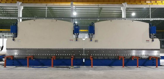Prensa Dobradeira Hidráulica Tandem CNC com Força de Trabalho de 320 Toneladas e Comprimento de Mesa de 6000 mm com Sistema CNC DELEM DA53T