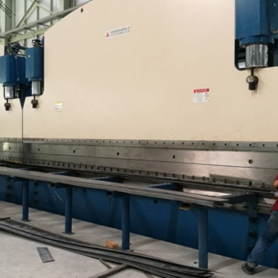Prensa Dobradeira Hidráulica Tandem CNC com Força de Trabalho de 320 Toneladas e Comprimento de Mesa de 6000 mm com Sistema CNC DELEM DA53T