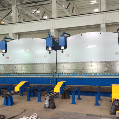 Prensa Dobradeira Hidráulica Tandem CNC com Força de Trabalho de 320 Toneladas e Comprimento de Mesa de 6000 mm com Sistema CNC DELEM DA53T