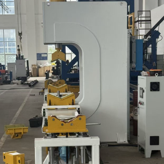 Máquina de endireitamento hidráulico de pólo de força pesada 630KN com comprimento de processamento de 4000 mm e controle remoto sem fio