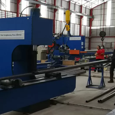 Máquina de endireitamento hidráulico de pólo de força pesada 630KN com comprimento de processamento de 4000 mm e controle remoto sem fio