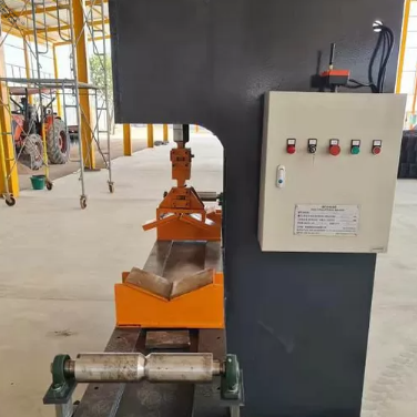 Máquina de endireitamento hidráulico de pólo de força pesada 630KN com comprimento de processamento de 4000 mm e controle remoto sem fio