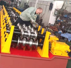 Rolo do corrimão da estrada de duas ondas e de três ondas que forma a máquina