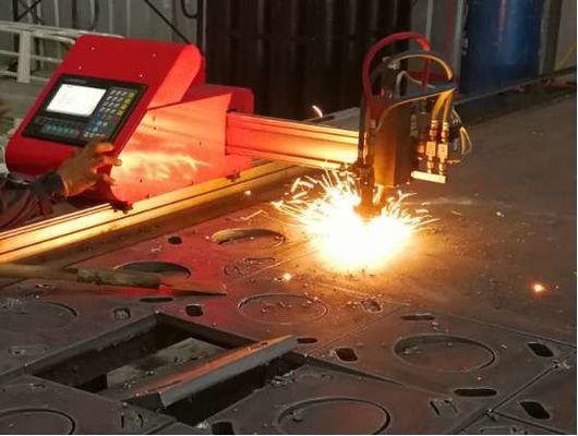Máquina de corte portátil da chama do CNC, máquina de pólo claro para cortar a placa baixa leve de pólo