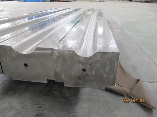 Ferramentas de máquinas de travagem de pressão / matriz para poste de estrada normal / mastro alto / poste mono