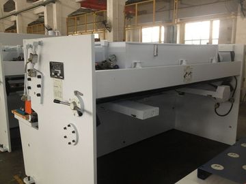 Máquina de corte hidráulica do desempenho seguro para o × 5000 da placa de aço 8 do corte