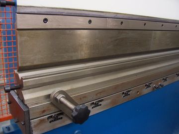 Trabalho feito com ferramentas feito sob encomenda do freio da imprensa da máquina de dobra da folha para o armário de painel de controle